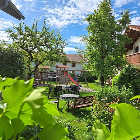 Gaeste- Und Apartmenthaus Wiesholler Chieming Exterior photo