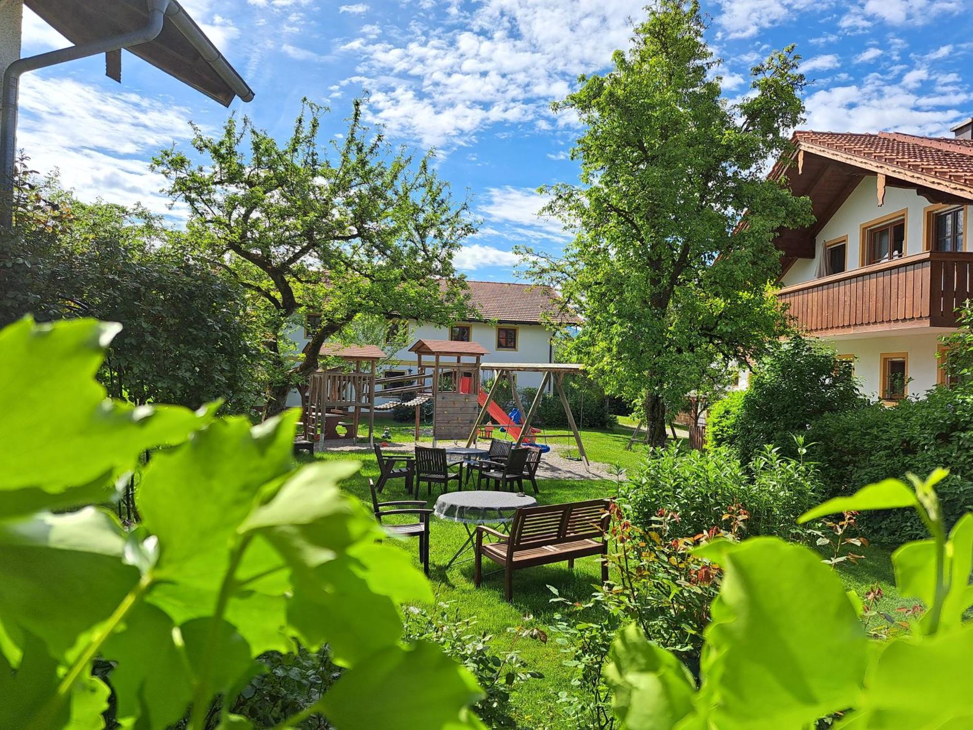 Gaeste- Und Apartmenthaus Wiesholler Chieming Exterior photo